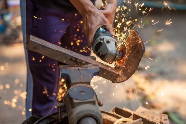 Parıldayan çelik kesici, çelik kıskaçlar, çeliği kesmek ve tutmak için eğilin..