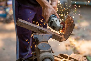 Parıldayan çelik kesici, çelik kıskaçlar, çeliği kesmek ve tutmak için eğilin..