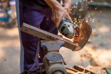 Parıldayan çelik kesici, çelik kıskaçlar, çeliği kesmek ve tutmak için eğilin..