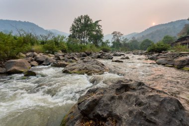 Nehirler, nehirler, dağlar, günbatımı