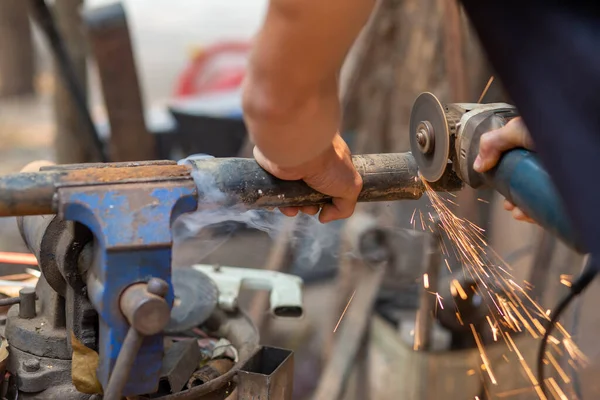 Parıldayan çelik kesici, çelik kıskaçlar, çeliği kesmek ve tutmak için eğilin..