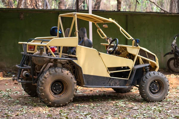 Buggy Amarillo Está Estacionado — Foto de Stock