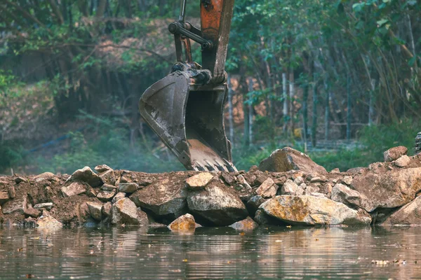 Macco Caminhão Pás Escavando Pedras Para Encher Rio — Fotografia de Stock