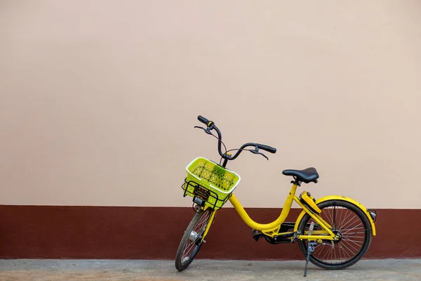 주차되어 자전거는 원문을 공간을 — 스톡 사진