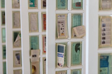 Cam kapı koruyucu kitap kağıdıyla kapatılmış..