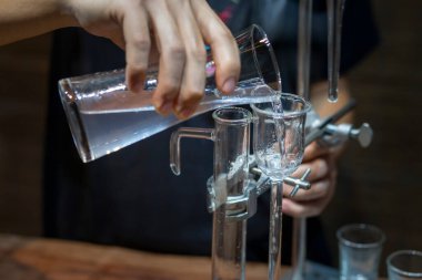 Eli laboratuvarda cam bir tüp kullanıyordu..