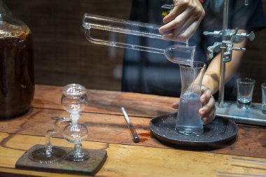 Eli laboratuvarda cam bir tüp kullanıyordu..