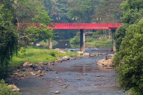 Puente Rojo Sobre Río Bosque — Foto de Stock