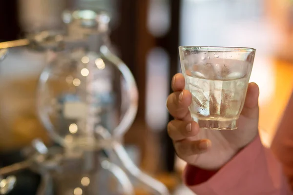 Tenere Mano Bicchiere Acqua Fredda Laboratorio — Foto Stock