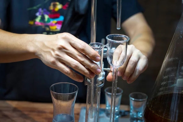 Sua Mano Stava Usando Tubo Vetro Laboratorio — Foto Stock