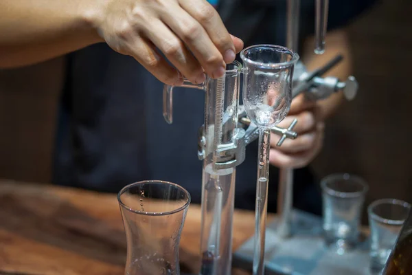 Mão Dele Usava Tubo Vidro Laboratório — Fotografia de Stock