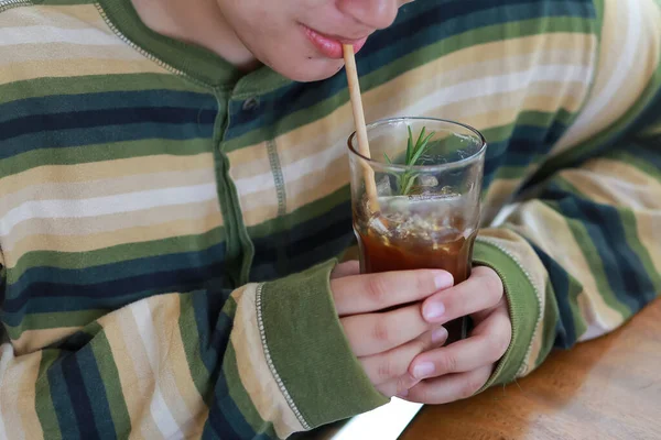 Närbild Rosmarinblad Ett Klart Glas Kaffe Amerikan Och Flickas Hand — Stockfoto