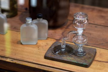 Camdan yapılmış kahve makinası, bir kafede güzel bir şekil tasarımı.