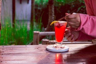 Limonlu yoğurtla karıştırılmış berrak bardakta çilek içeceği, üstüne konur. Ve kadının eli...