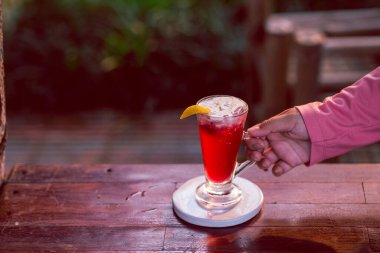 Limonlu yoğurtla karıştırılmış berrak bardakta çilek içeceği, üstüne konur. Ve kadının eli...