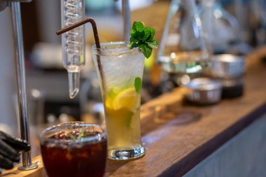 Limonata içeceğini cam bir tüp ve laboratuvarın yanında buzlu bardakla kapat, aromasını düzelt, iç, tazele, yaz aylarında ferahlatıcı bir içecek yap.