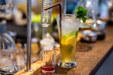 Limonata içeceğini cam bir tüp ve laboratuvarın yanında buzlu bardakla kapat, aromasını düzelt, iç, tazele, yaz aylarında ferahlatıcı bir içecek yap.