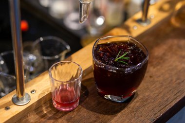 Americano, yakın plan, aroma için biberiye yapraklarıyla süslenmiş berrak bir bardağa buz koyar. Damıtımda, laboratuvar masaya yerleştirildi Yaz tazeleyici kahve