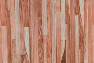 Zeminde turuncu-kahverengi desen var.