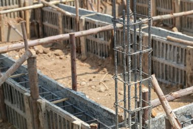 Zemin kirişlerinin inşaatı, inşaat alanında geçici ahşap kütükler ve kontrplak kullanılmış. Yapıyı güçlendirmek için güçlendirilmiş demir. İç çimento bandı için sıra oluşturun. Binanın yapısal bağlama tasarımı