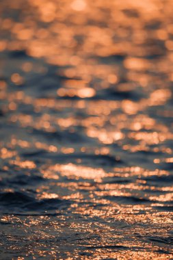 Akşamları altın portakal suyuna ışık yansıyor ve nehirdeki mavi su yazın insanı ferahlatıyor..