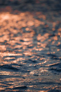 Akşamları altın portakal suyuna ışık yansıyor ve nehirdeki mavi su yazın insanı ferahlatıyor..