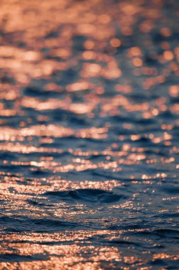 Akşamları altın portakal suyuna ışık yansıyor ve nehirdeki mavi su yazın insanı ferahlatıyor..