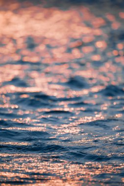 Akşamları altın portakal suyuna ışık yansıyor ve nehirdeki mavi su yazın insanı ferahlatıyor..