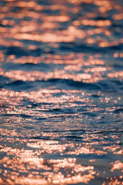 Akşamları altın portakal suyuna ışık yansıyor ve nehirdeki mavi su yazın insanı ferahlatıyor..