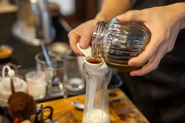 Bartendern Använder Vit Doseringssked Häll Honungen Ett Glas Med Mjölk — Stockfoto