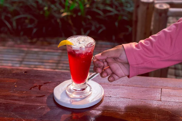 Ποτό Φράουλα Ένα Διαυγές Ποτήρι Ανακατεμένο Γιαούρτι Λεμόνι Βάλτε Από — Φωτογραφία Αρχείου