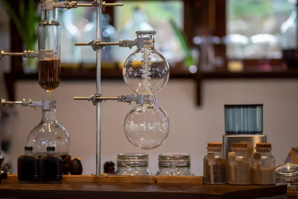 咖啡店饮料店的实验室玻璃稻草 — 图库照片