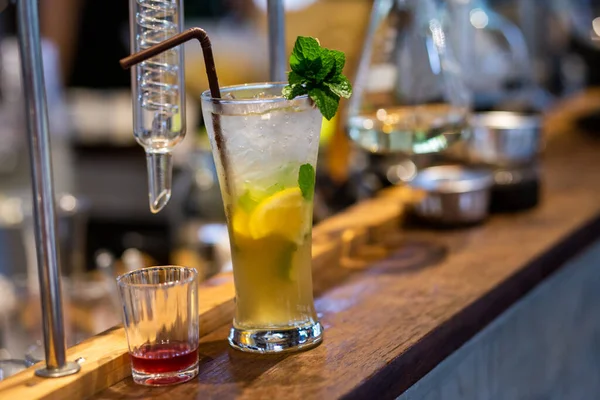 Limonata içeceğini cam bir tüp ve laboratuvarın yanında buzlu bardakla kapat, aromasını düzelt, iç, tazele, yaz aylarında ferahlatıcı bir içecek yap.