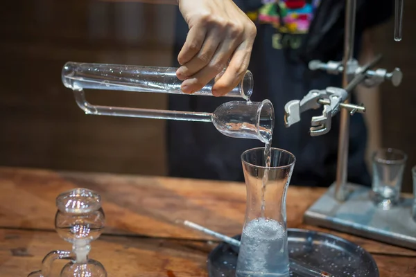 Sua Mano Stava Usando Tubo Vetro Laboratorio — Foto Stock