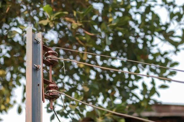 Postes Acero Primer Plano Aislante Eléctrico Cables Viejos Fuera Casa — Foto de Stock