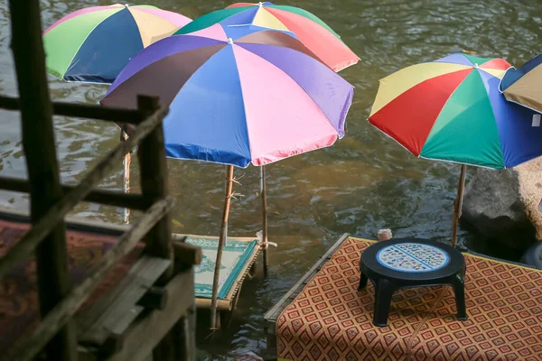 Parapluies Multicolores Bord Rivière Pour Protéger Soleil Sièges Bord Eau — Photo