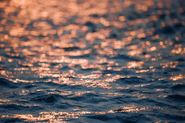 Αντανάκλαση Του Φωτός Στο Χρυσό Πορτοκαλί Νερό Βράδυ Και Μπλε — Φωτογραφία Αρχείου