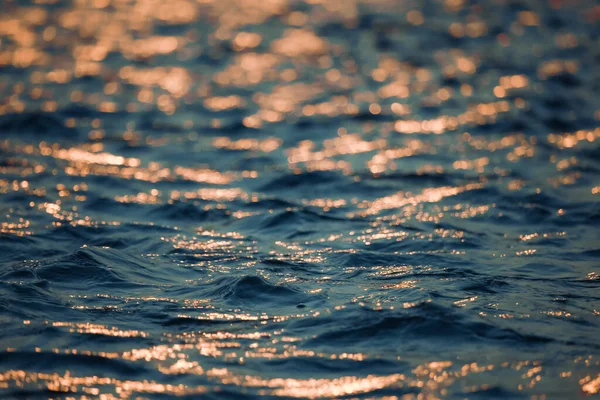 Licht Reflektiert Abend Das Goldorange Wasser Und Das Blaue Wasser — Stockfoto