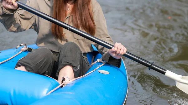 Woman Holding Paddle Blue Rubber Boat River White Water Rafting — Stock Photo, Image