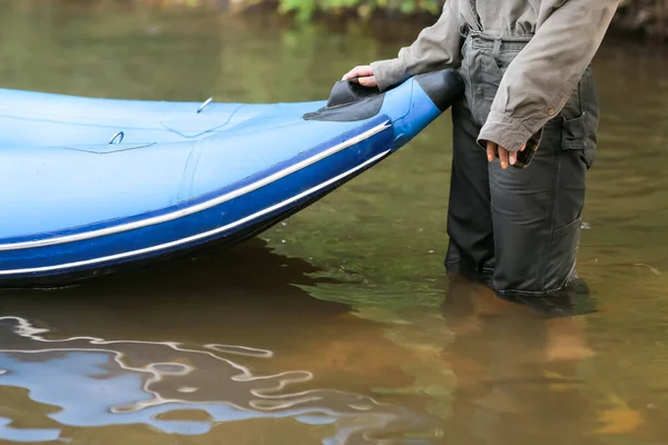 Gros Plan Une Femme Tirant Bateau Caoutchouc Bleu Vers Rivage — Photo