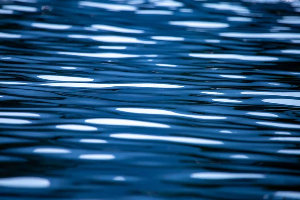 Permukaan Air Biru Hits Cahaya Sungai Menyentuh Cahaya Memberikan Perasaan — Stok Foto
