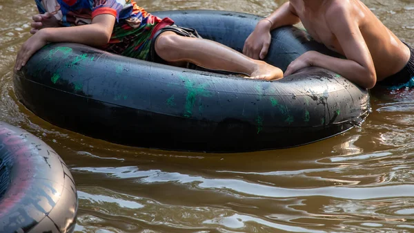 Cerrar Anillo Goma Negra Con Niños Jugando Río Una Actividad — Foto de Stock