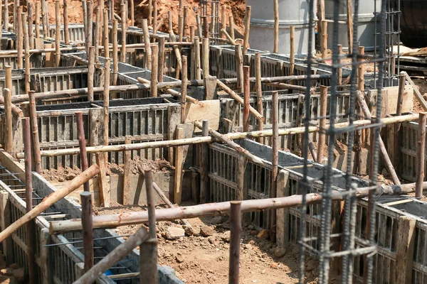 Zemin kirişlerinin inşaatı, inşaat alanında geçici ahşap kütükler ve kontrplak kullanılmış. Yapıyı güçlendirmek için güçlendirilmiş demir. İç çimento bandı için sıra oluşturun. Binanın yapısal bağlama tasarımı
