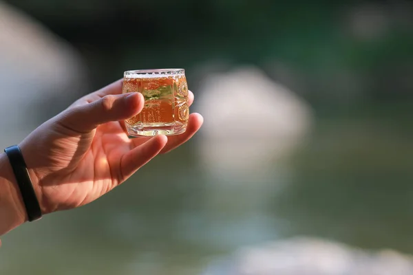 Gros Plan Main Homme Tenant Petit Verre Bière Bulles Sur — Photo