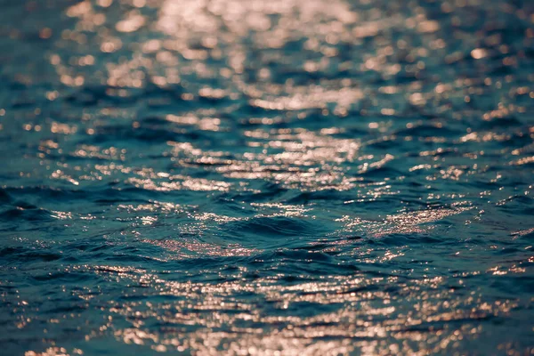 Licht Reflektiert Abend Das Goldorange Wasser Und Das Blaue Wasser — Stockfoto