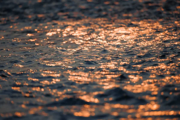 Světelný Odraz Zlatavě Oranžové Vodě Večerních Hodinách Modré Vodě Řece — Stock fotografie