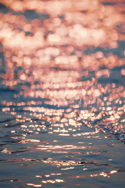 Licht Reflektiert Abend Das Goldorange Wasser Und Das Blaue Wasser — Stockfoto