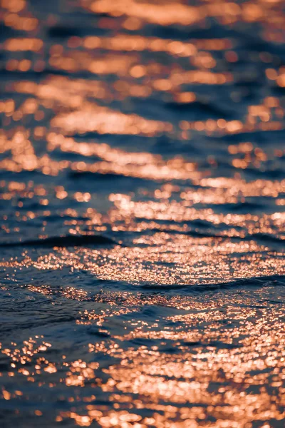 Licht Reflektiert Abend Das Goldorange Wasser Und Das Blaue Wasser — Stockfoto