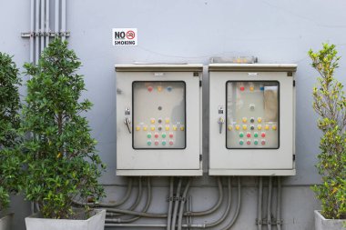 Parktaki elektrik kontrol kutusunun yanında sigara içilmez tabelası var. Güvenlik için.