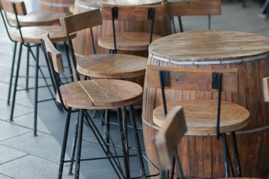 Şarap fıçıları bar masaları ve sandalyelere çevrildi. İyi fikir, restoranda güzel bir tasarım..